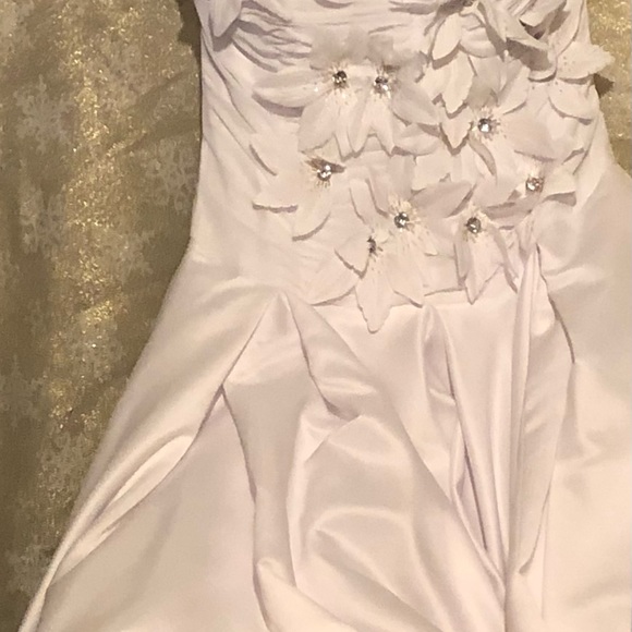 Gorgeous brand new ivory white wedding gown - Picture 4 of 8